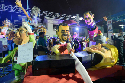 Cuenca. Varios de los concursantes ya tienen dispuestos sus monigotes para lo que será la elección de esta noche en la capital azuaya.