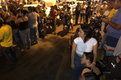 Babahoyo. La exnovia del agente fallecido lloraba frente al hospital.