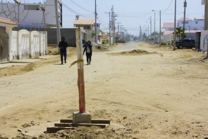 Costa de Oro. En este vecindario de Salinas, los habitantes llevan ya más de medio año viviendo con polvo. Siguen con las calles abiertas y no asfaltadas, como se prometió.