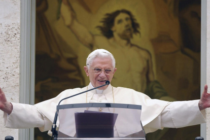 Imagen de Archivo del papa Benedicto XVI en un tradicional rezo del Angelus desde el balcón de su residencia de verano en Castelgandolfo (Italia).