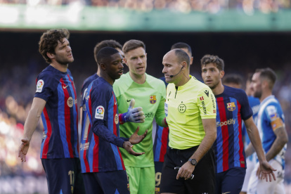 Los jugadores del Barcelona protestan la expulsión de su compañero Jordi Alba durante el partido de LaLiga Santander disputado este sábado ante el Espanyol.