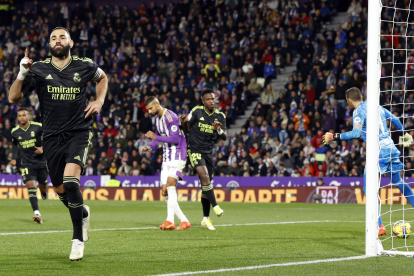 El delantero del Real Madrid Karim Benzemá (i) celebra tras marcar el primer gol ante el Valladolid-