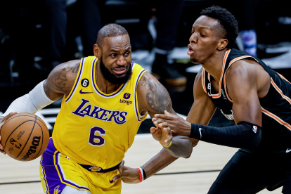 LeBron James (izquierda) encara a Onyeka Okongwu de los Atlanta Hawks.