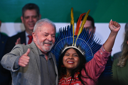 El presidente electo de Brasil, Luiz Inacio Lula da Silva, posa al lado de la designada ministra de los Pueblos Indígenas, Sônia Guajajara,