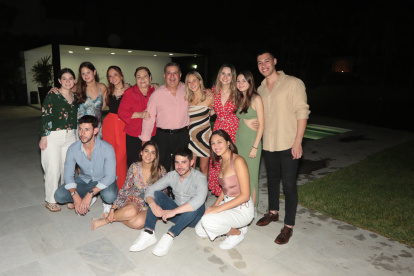 Santiago Coral y Edna de Coral junto a sus nietos Doménica Basantes Coral; Lucy, Arianna, Ivanna, Xaviera y Sophia Coral Navas; José Fernando Pereira Coral; Sebastián, Daniella y Adrián Salazar Coral, y Andrea Pereira Coral.