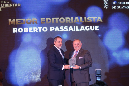 Roberto Paisailague recibe el reconocimiento como Mejor Editorsalista de parte de Juan Xavier Sanchez