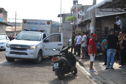 El cuerpo de la víctima mortal, una joven de 18 años, quedó sobre la vereda, recibió tres impactos de proyectil en el tórax.