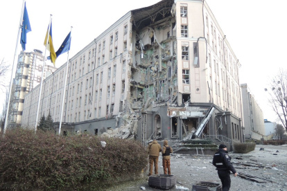 Kiev. Un importante hotel en la capital ucraniana fue atacado ayer.