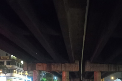 Los moradores piden por más iluminación debajo del puente.