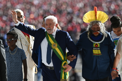 El nuevo presidente de Brasil, Luiz Inácio Lula da Silva (i), saluda con la banda presidencial hoy, durante la investidura, en Brasilia (Brasil)