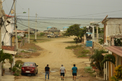 Playas. Así permanecen la mayoría de accesos a las playas de General Villamil. Hay tierra y, en cada invierno, lodo. Piden que haya un plan de regeneración.