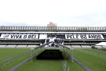 Fotografía del estadio de Vila Belmiro, sede del club del Santos que se prepara para recibir al exjugador Pelé, el lunes 2 de enero, en la ciudad de Santos (Brasil).