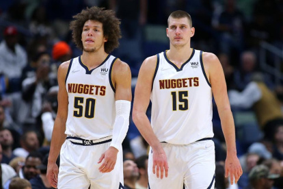 Aaron Gordon (i) y Nikola Jokic (d) firmaron una gran actuación contra los Boston Celtics.