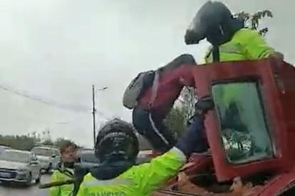 Movilidad. Los ocupantes del vehículo fueron rescatados por los agentes de tránsito este lunes 3 de eneo de 2023.