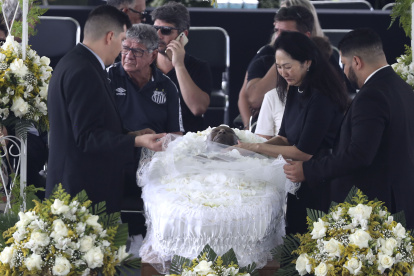 Marcia Aoki, viuda de Pelé, lloran durante el velorio realizado en Vila Belmiro.