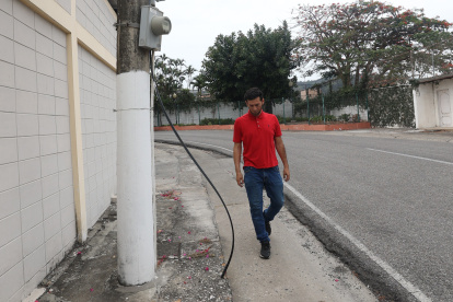 El cable caído está en la avenida Eduardo Alcívar Elizalde y calle 4, de la ciudadela Los  Ceibos.,