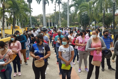 Aspirantes a ingresar a la universidad pública esperan su turno para rendir el examen Transformar, a comienzos de 2022