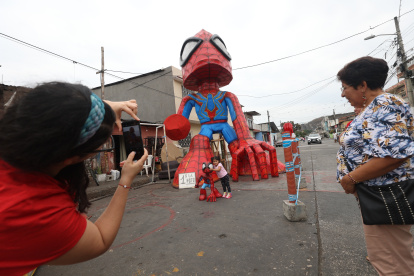 El monigote del personaje del ‘Hombre Araña’ recibe la visita de niños y adultos que llegan para tomarse una foto que cuesta $ 1.