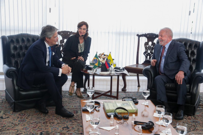 El presidente Guillermo Lasso con su homólogo de Brasil, Lula da Silva, en la reunión.