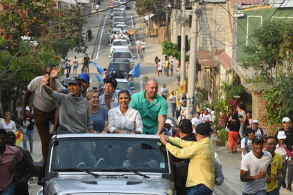 Jornada. Pese a que la campaña electoral arranca hoy, Viteri ha participado en recorridos por varios sectores junto con candidatos a concejales.