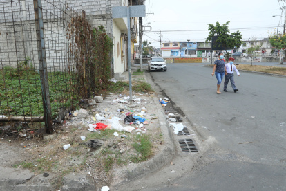 En la manzana 1004 de la ciudadela Las Orquídeas hay un predio vacío que causa molestias al vecindario.