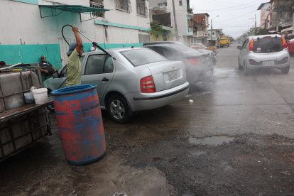 En la 11 y Medardo Ángel Silva hay una docena de lavadores de carros.