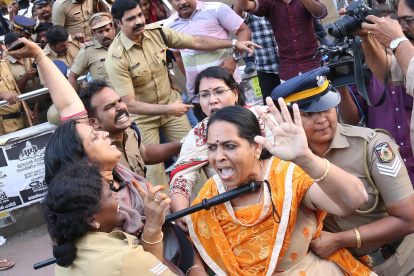 Postura. Dos devotas hindúes protestan contra la entrada de mujeres al templo Sabarimala en Kerala.