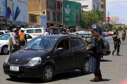 Kabul. Soldados afganos cumplen control alrededor del aeropuerto.