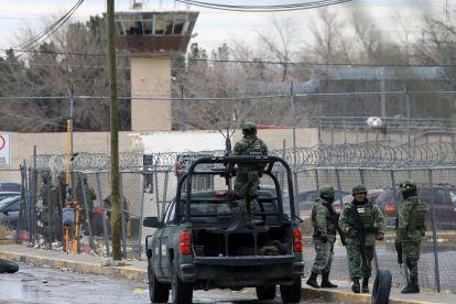 Ciudad Juárez. Elementos policiales se ubican en los perímetros de la cárcel donde hubo un motín.