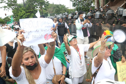 Santa Cruz. Un grupo de mujeres participa en una marcha para pedir al Gobierno la liberación del gobernador opositor Luis Fernando Camacho.