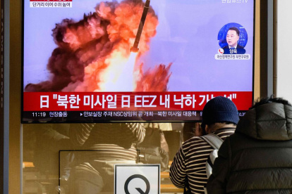 Seúl. Varias personas observan una pantalla que emite imágenes del misil lanzado por Corea del Norte, en noviembre de 2022.