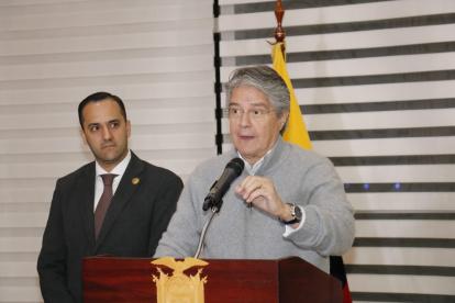 Cáceres. El presidente Guillermo Lasso junto con su canciller Juan Carlos Holguín, en una rueda de prensa en la sala protocolar del Aeropuerto Mariscal Sucre, en Quito.