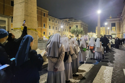 La basílica de San Pedro en el Vaticano acoge por segundo día la capilla ardiente del papa emérito Benedicto XVI, fallecido el pasado sábado a los 95 años.