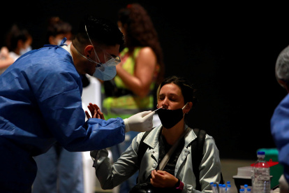 Una trabajadora de la salud realiza una prueba para detectar la covid-19, en Buenos Aires (Argentina), en una fotografía de archivo.
