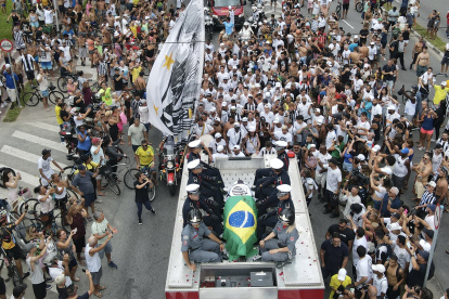 Un camión de bomberos transporta el féretro con el cuerpo de Pelé, que partió este martes 3 de enero del estadio Vila Belmiro.