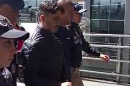 El capturado fue trasladado por agentes del CTI de la Fiscalía de Colombia al aeropuerto ElDorado.