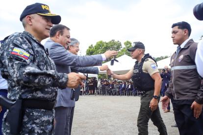 El 14 de diciembre de 2022, se entregó 580 medios de transportes entre motocicletas y carros y un bus en la ciudad de Guayaquil.