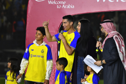 El delantero portugués, Cristiano Ronaldo, durante su presentación oficial ante la hincha del Al Nassr.