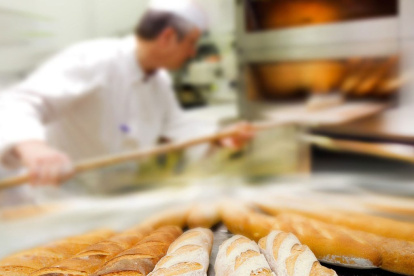 Trabajo.- Un panadero elaborando el pan baguette.