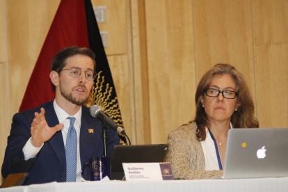 El titular del BCE, Guillermo Avellán, y la subgerente de Programación y Regulación de la Entidad, Gabriela Córdova, este 3 de enero de 2023.