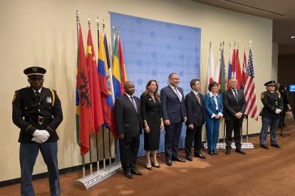 El embajador Pérez (primero de la derecha) posa junto a los otros pares que integran el Consejo de Seguridad.