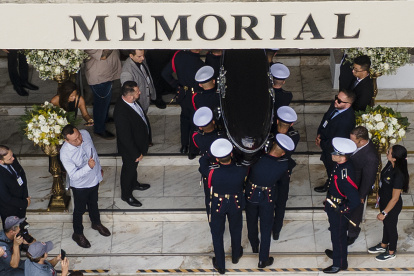 El ataúd del exfutbolista Pelé, llegando en el cementerio Memorial Necrópolis Ecuménico, en la ciudad de Santos, Sao Paulo (Brasil).