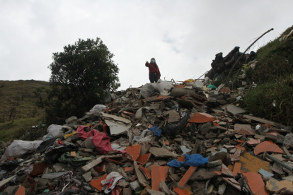 riesgo. Ladera abajo, hay toneladas de desechos de construcción