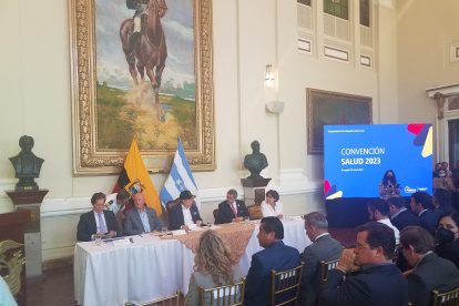 El presidente Guillermo Lasso estuvo acompañado del vicepresidente Alfredo Borrero (i) y el ministro José Ruales, entre otras autoridades.