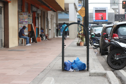 Los tachos de basura en la avenida Quito han sido hurtados
