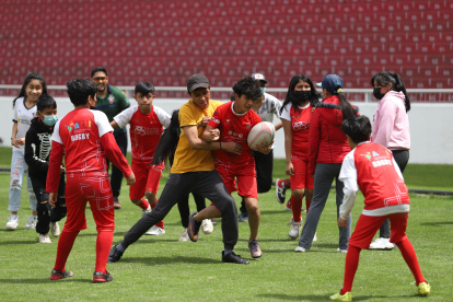 Los jóvenes del proyecto durante una exhibición en el estadio Rodrigo Paz.