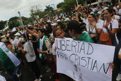 un grupo de mujeres cruceñas que piden la libertad del gobernador opositor Luis Fernando Camacho,
