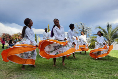 Urcuquí. Un grupo de mujeres baila en un ritual ancestral de agradecimiento al 2022 y de bienvenida al 2023.
