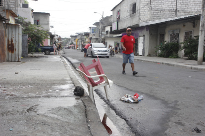 Guayaquil. Ayer martes, en el sitio de la balacera, aún quedaban una silla y un banco utilizados en la reunión.