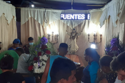 Velorio. Amigos y familiares les dan el último adiós a las víctimas.